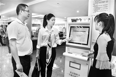 图为海南省琼海市纪委监委工作人员检查市社保局社会保障卡一卡通自助办理情况,督促窗口单位转变工作作风、提升服务效能。杨宁 摄