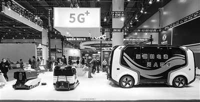 在新一轮科技革命和产业变革的大背景下,要坚持创新在我国现代化建设全局中的核心地位,把科技自立自强作为国家发展的战略支撑,走自主创新之路。图为东风汽车集团有限公司的网红无人巴士“Sharing-Van”(氢燃料电池版)在2020中国5G+工业互联网大会上亮相。胡冬冬 摄