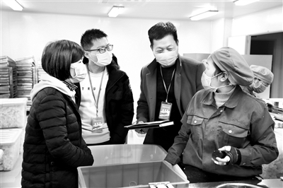 浙江省建德市纪委监委注重发挥派驻纪检监察组“驻”的优势,针对职能部门履职情况开展精准监督,确保惠企政策落实到位。图为该市纪委监委派驻第六纪检监察组干部到企业核查外地员工住房补贴兑现情况。 阎洪伟 摄
