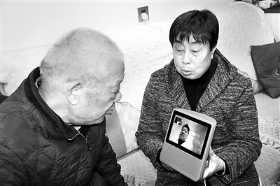图为陕西省西咸新区沣东新城芊域溪源社区老人通过智能机器人向医生咨询。 (西咸新区人社民政局供图)