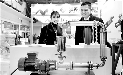 图为参观者在2020年北京生态环境科技成果转化展示会上了解展出的环保净水设备。新华社记者 潘旭 摄