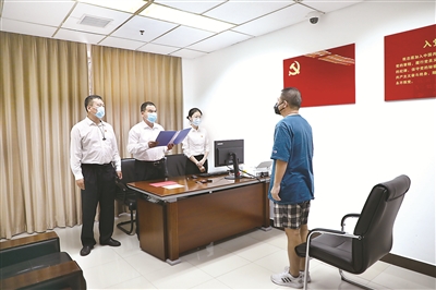 2020年6月,外逃加拿大的“红通人员”、原铁道部运输局营运部调研员(正处级)海涛回国投案,接受监察机关调查。此前,北京市海淀区监委对海涛及重要关系人进行反洗钱调查,依法查封、冻结其涉案房产、银行账户、理财产品等资产,在经济上使其“断血”,最终他选择回国投案。(资料图片)