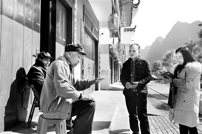 崇左市天等县纪检监察干部到福新镇土侬新村走访搬迁群众,了解惠民政策落实情况。农世繁 摄