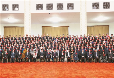 中共中央国务院关于授予全国脱贫攻坚楷模荣誉称号的决定 (2021年2月25日)