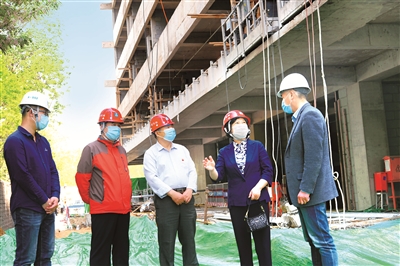 北京市海淀区纪委监委围绕棚户区改造工程,聚焦入户评估、方案公示、补偿款发放等关键节点全程监督,为群众办实事解难题。图为紫竹院街道纪工委干部到魏公村小区监督检查棚户区改造工作。徐敏 摄