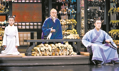 中国人无论经历过怎样的磨难、苦厄,我们从未在苦日子面前丧失对美好生活的希望,中国的文化和历史,是中国人的骄傲,更是中国的力量所在。图为9月12日央视播出的《典籍里的中国》第九期《道德经》剧照。(资料图片)