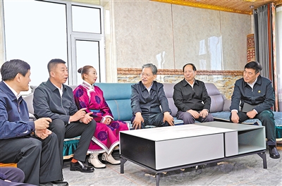 9月15日至17日,中共中央政治局常委、中央纪委书记赵乐际到内蒙古调研。这是9月16日,赵乐际来到呼伦贝尔市陈巴尔虎旗呼和温都尔嘎查牧民家中,详细询问牧民草场、养殖、看病、养老、取暖等情况。新华社记者 张领 摄