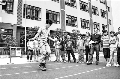 图为王红旭正在为学生们示范跳绳。 (资料图片)