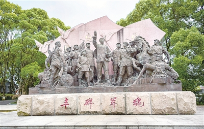 福建上杭,古田会议纪念馆前的雕塑。