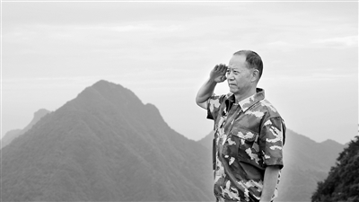 王新法面对山河圆陵园红军遗骸安葬区方向敬礼。