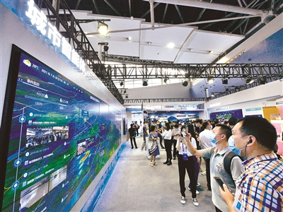 7月29日,2021世界安防博览会在广州开幕。图为华为展区正在展示城市智能大数据平台。(图片来源:视觉中国)