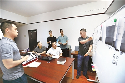 湖北省宜昌市纪委监委第二监督检查室、派驻市检察院纪检监察组、兴山县纪委监委组成的“室组地”联合调查组正在一起研究案情。唐强 摄