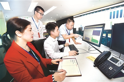 贵州省锦屏县纪委监委注重运用大数据平台强化对民生资金和民生项目监督检查,精准发现问题。图为该县纪检监察干部通过数据比对和信息筛查核实相关问题线索。杨函祥 摄