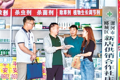 河南省漯河市郾城区纪委监委立足职责定位,对供销合作社系统腐败问题进行大摸排、大起底,成立专项督查组,强化监督检查,精准发现问题线索。图为该区纪检监察干部在新店镇供销合作社走访核查问题线索。王晓 摄