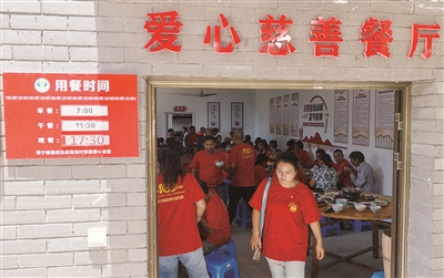 为让山区群众安享晚年,浙江省景宁县慈善总会、爱心企业、驻外商会等会同当地村“两委”,对首批四个具备设立慈善爱心食堂条件的山村进行投资建造,惠及60岁以上留守老人208人。图为2021年7月16日,英川镇莲湖村老人在慈善爱心食堂就餐。 (图片来源:人民视觉)