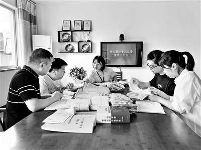 丽水市纪委监委建立行贿人员数据库,将行贿人列入黑名单,实行动态管理,联合惩戒。图为庆元县纪委监委干部借助行贿人员数据库信息对案件进行分析。吴会芬 摄