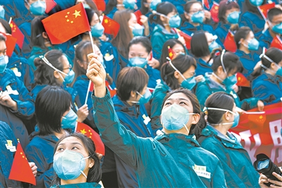 2020年4月15日,北京协和医院国家援鄂抗疫医疗队队员在撤离前集结。面对突如其来的疫情,4万多名来自全国各地的医务工作者集结湖北,与当地医务人员一道,展开了一场艰苦卓绝的湖北保卫战。新华社记者 熊琦 摄